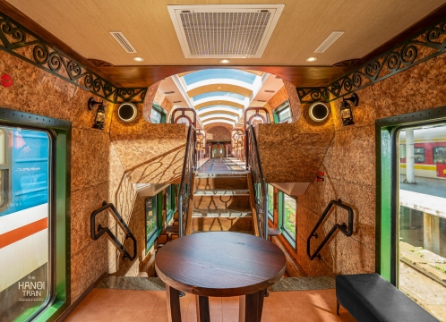 ハノイ2階建て観光列車